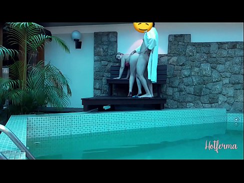 ❤️ Boss invita a cameriera à a piscina, ma ùn pudia resiste à un caldu ❤️ Porno à noi ❌️